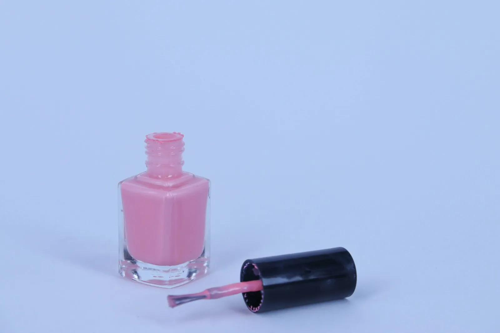 Frascos de esmalte rosa sobre a mesa